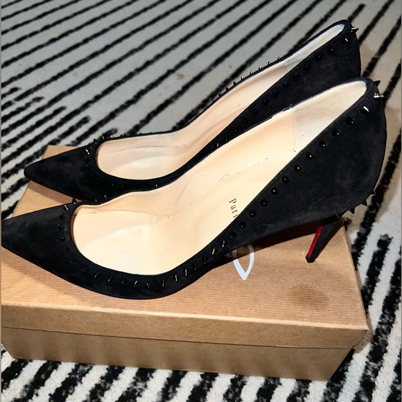 Classic pump with edgy punk twist! Gunmetal spike embellishments w/ 85 mm heel! - Picture 2 of 6